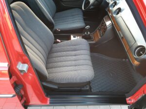 Mercedes-Benz 200 W123 salong