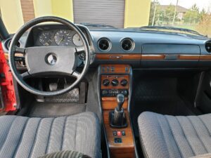 Mercedes-Benz 200 W123 salong